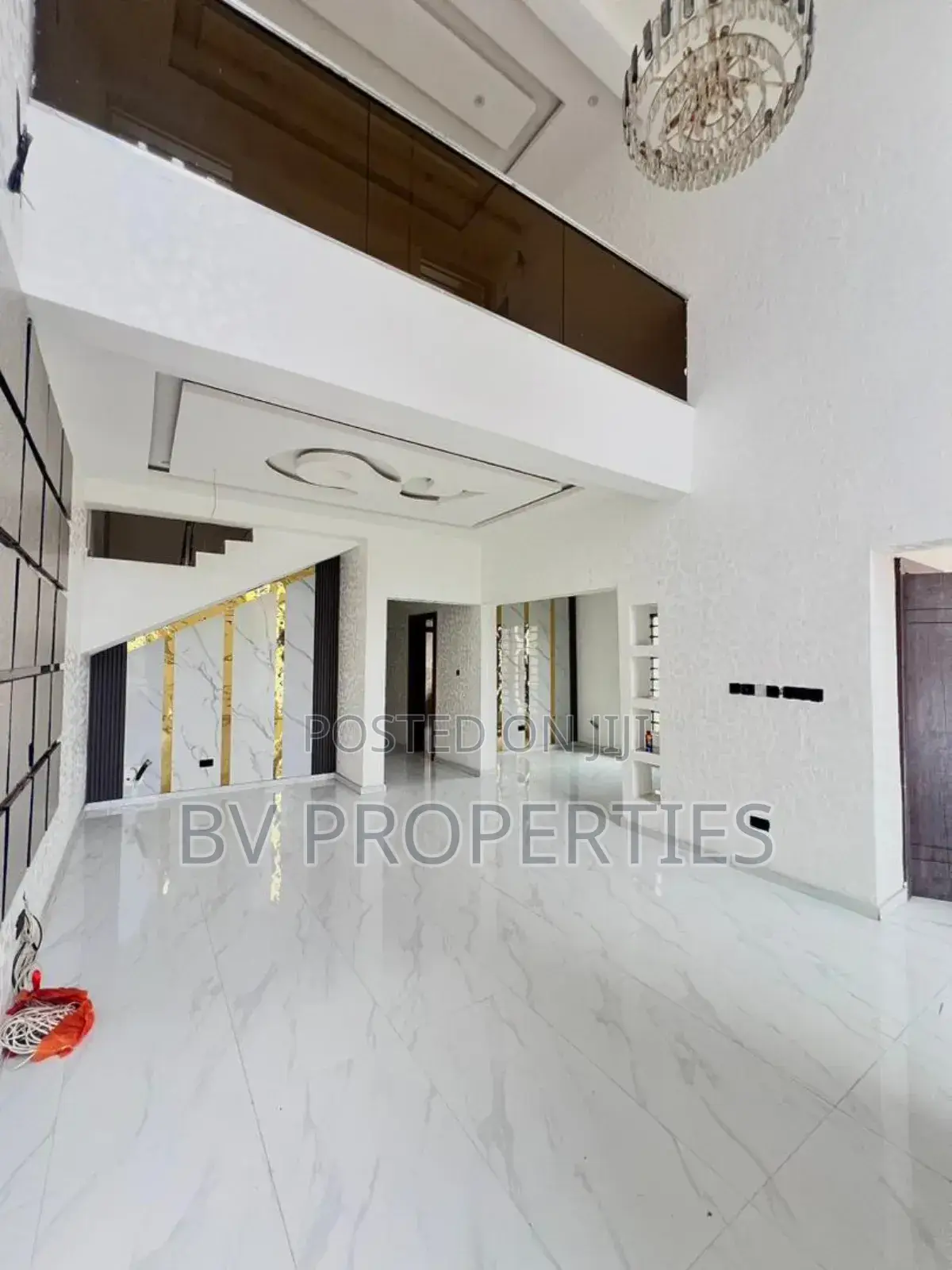 5bdrm Mansion in Osapa london for sale in Osapa london