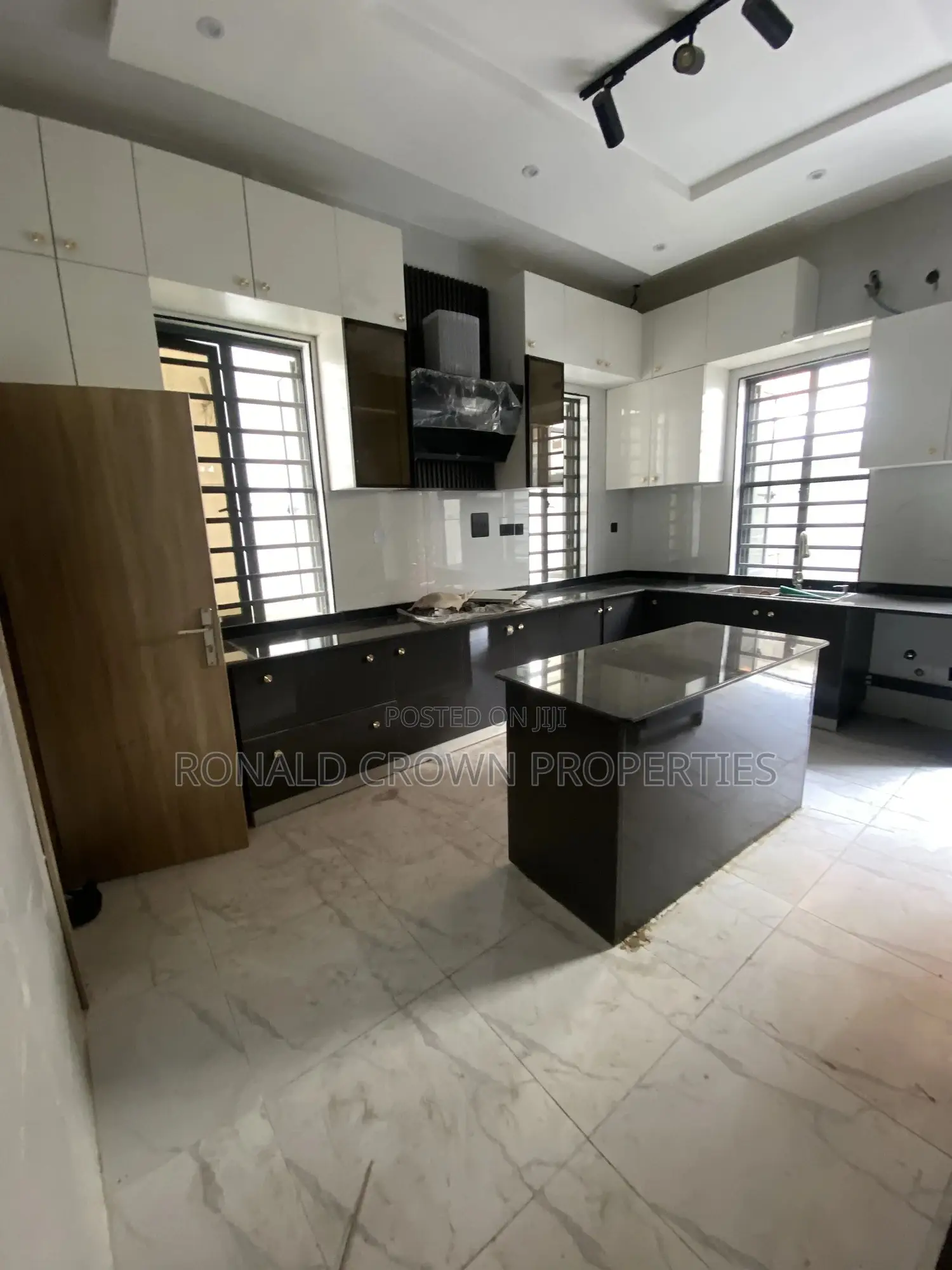 6bdrm Duplex in GRA Phase 1 for sale in GRA Phase 1