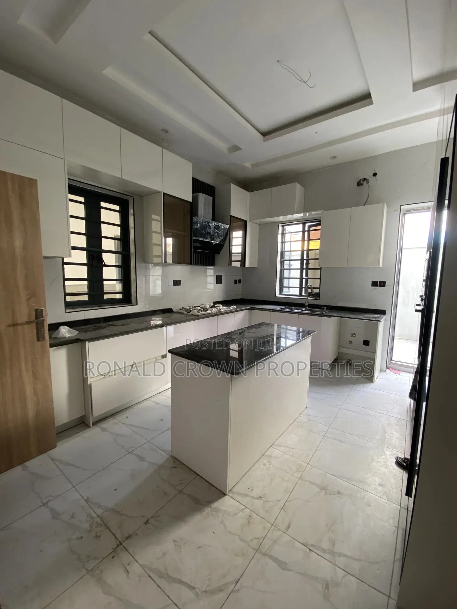 6bdrm Duplex in GRA Phase 1 for sale in GRA Phase 1