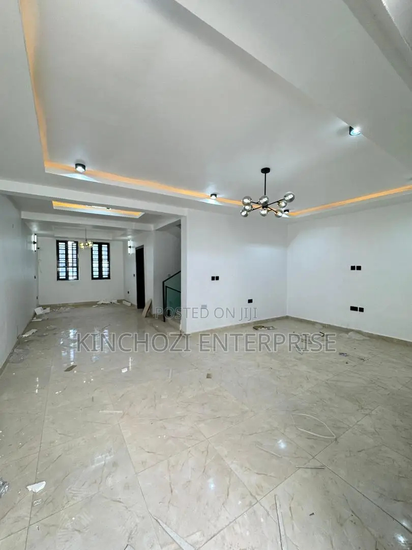 4bdrm Duplex in Surulere, Adelabu for sale in Adelabu
