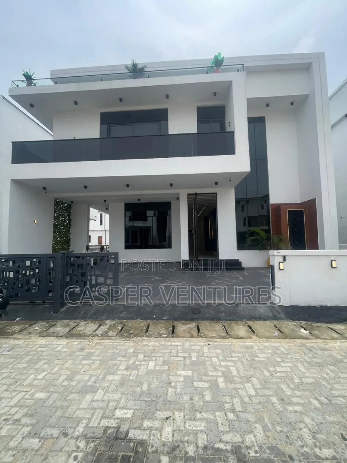 5bdrm Duplex in Chevron for sale in Chevron