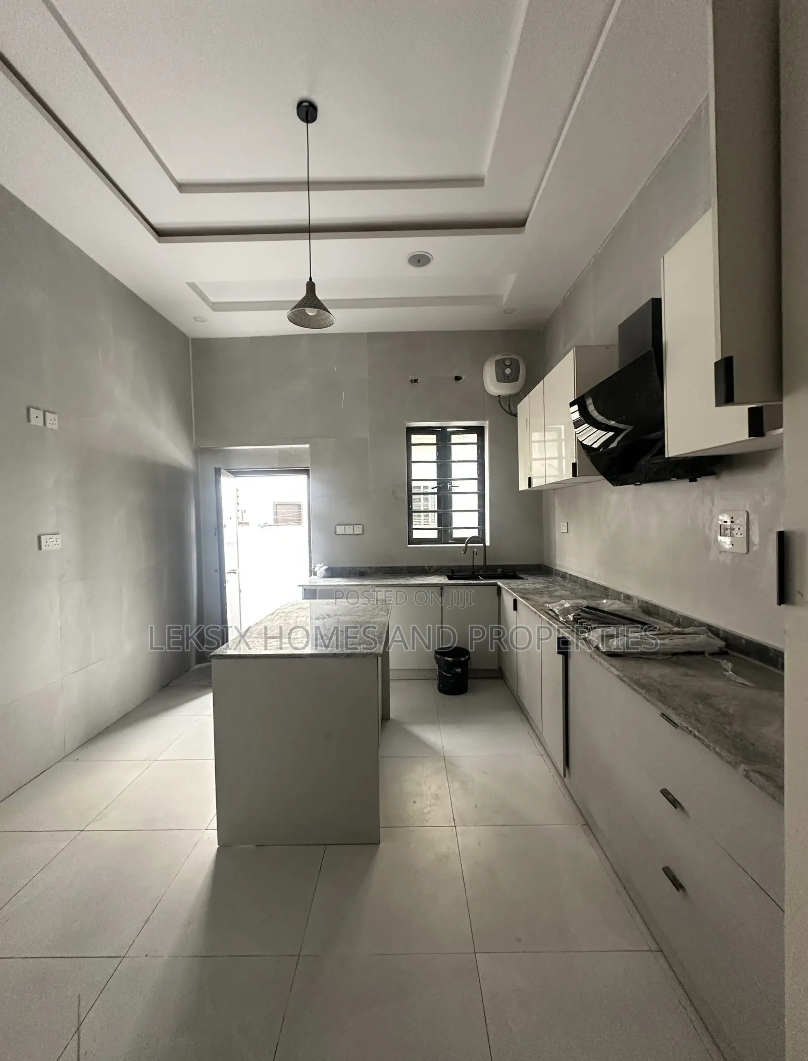 5bdrm Duplex in A Well Secured, Chevron for sale in Chevron