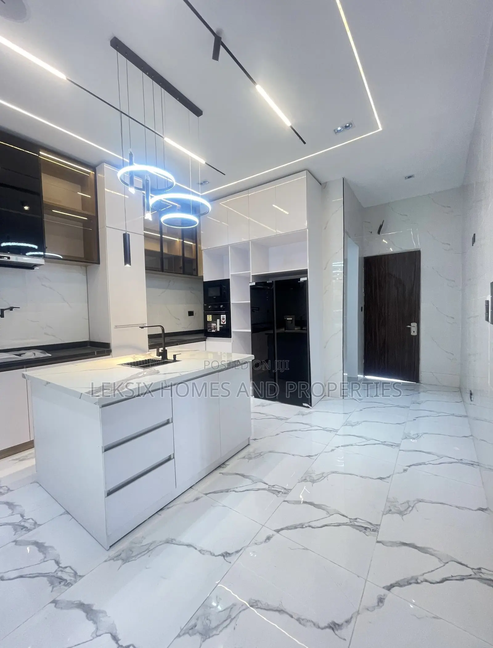 5bdrm Duplex in A Well Secured, Chevron for sale in Chevron