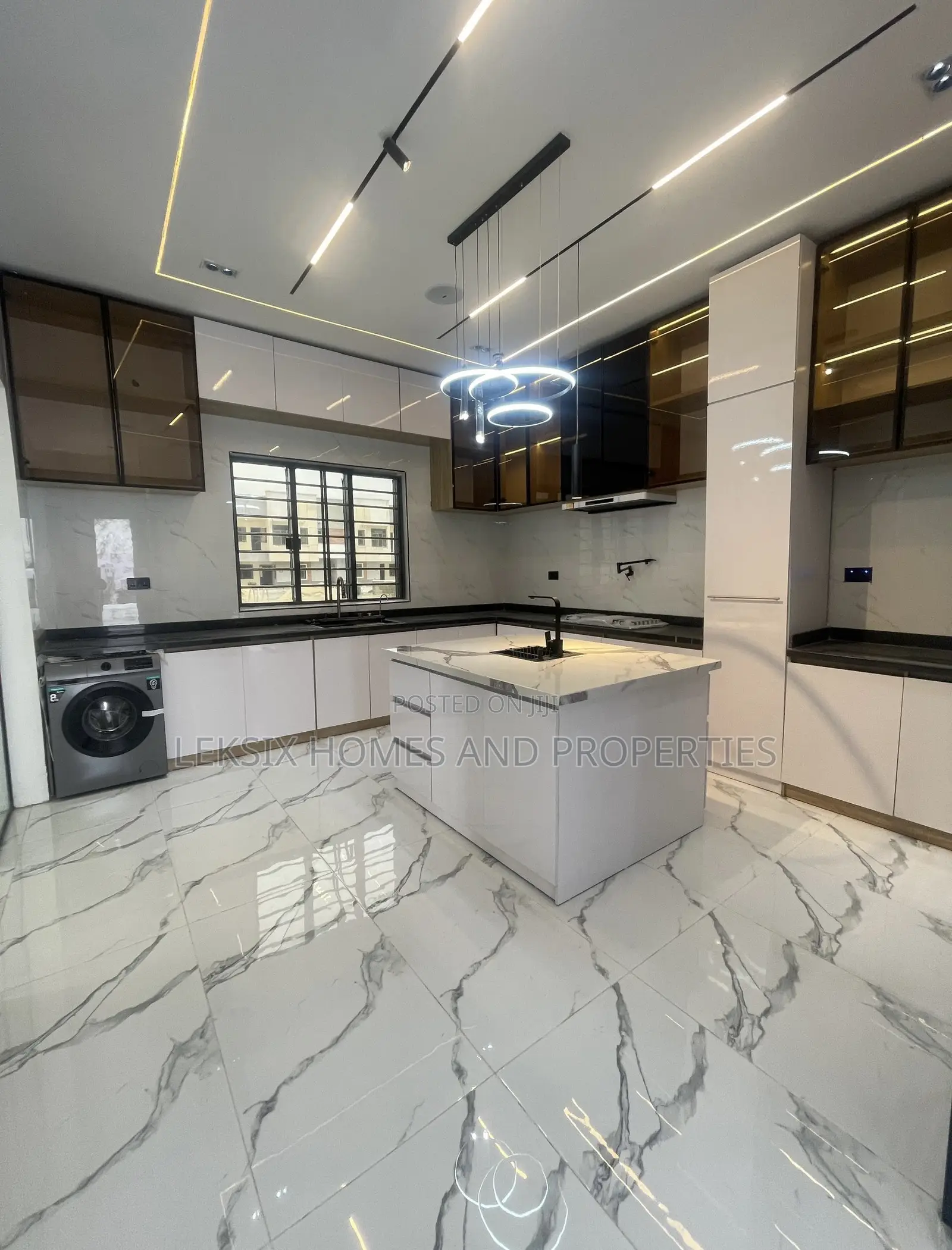 5bdrm Duplex in A Well Secured, Chevron for sale in Chevron