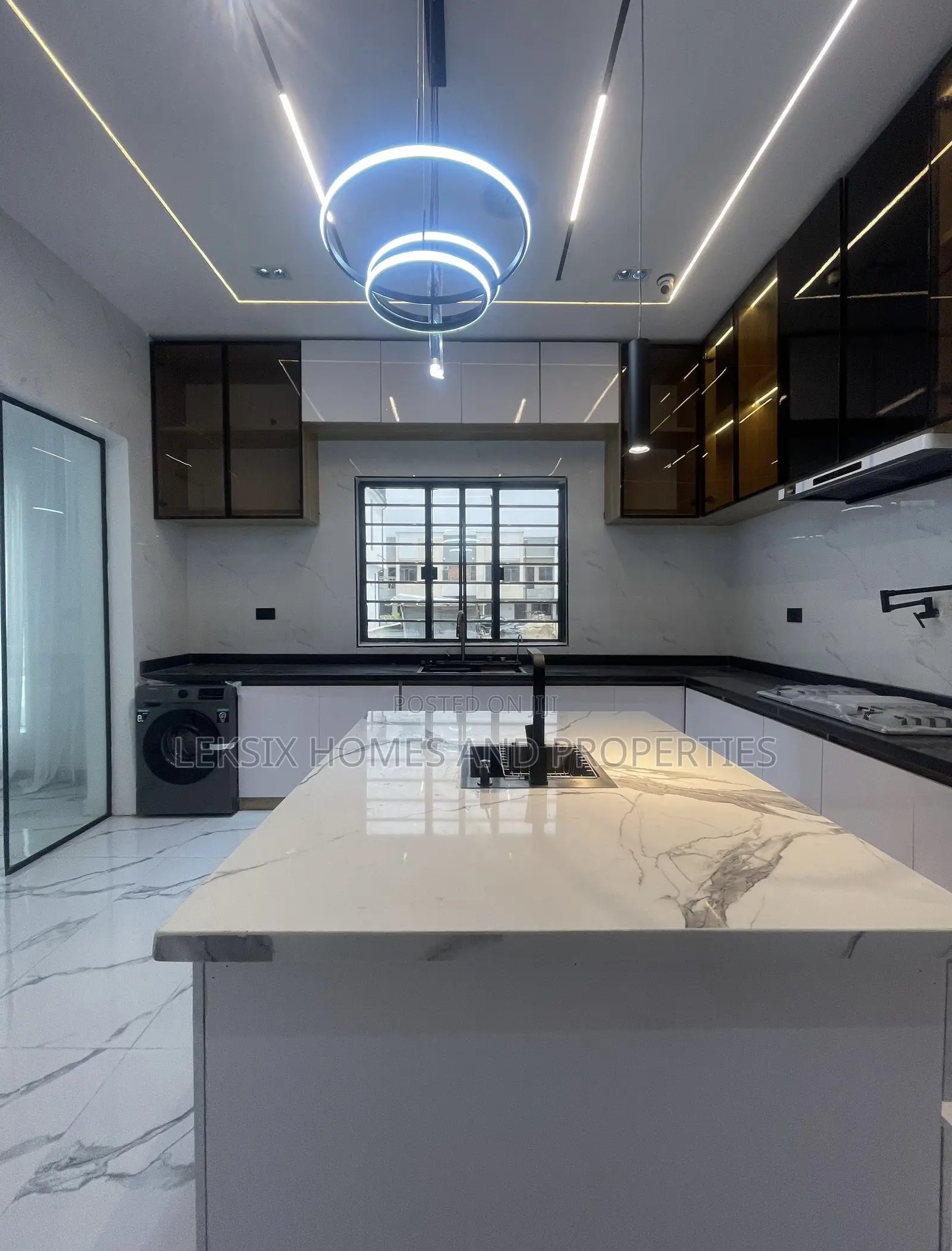 5bdrm Duplex in A Well Secured, Chevron for sale in Chevron