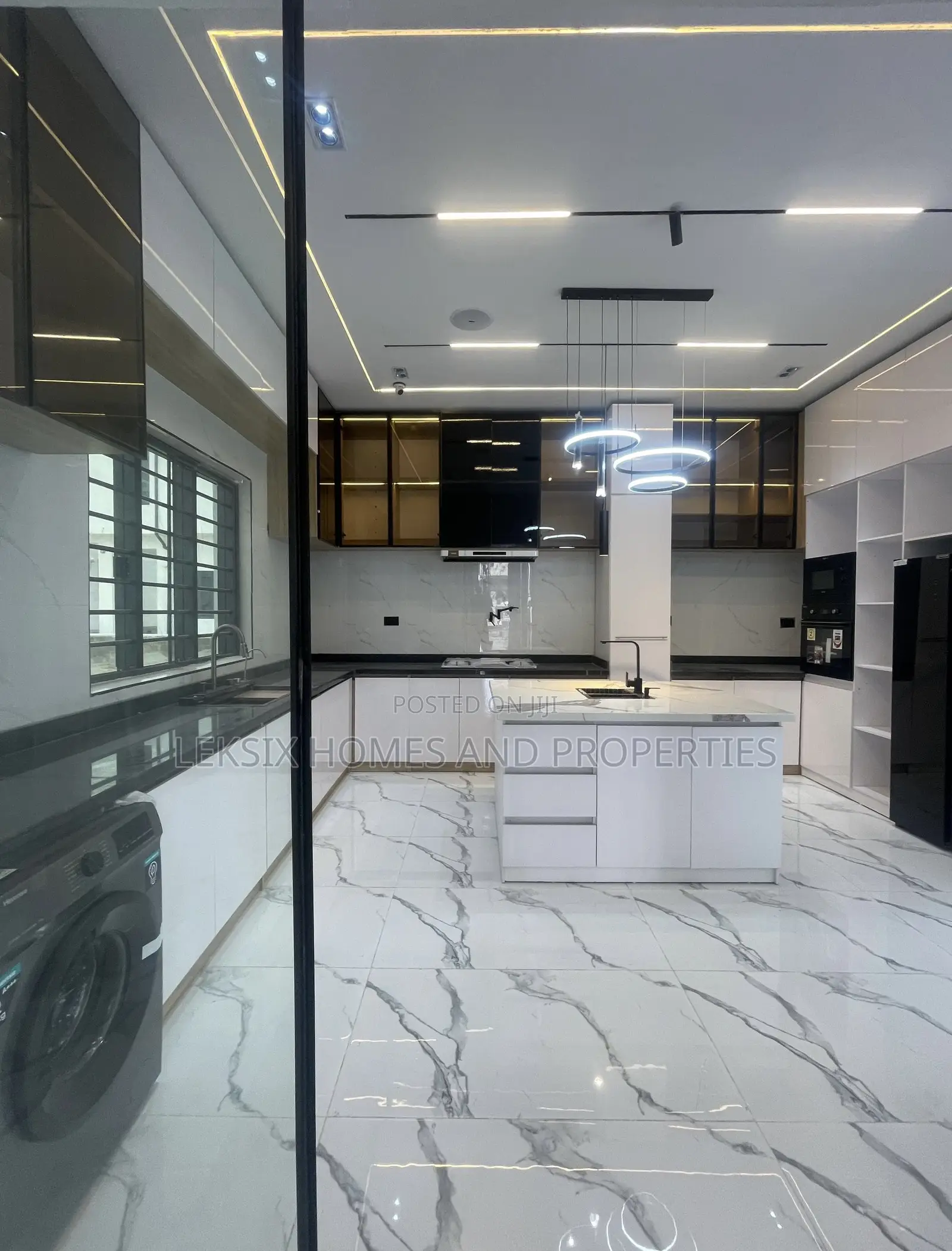 5bdrm Duplex in A Well Secured, Chevron for sale in Chevron