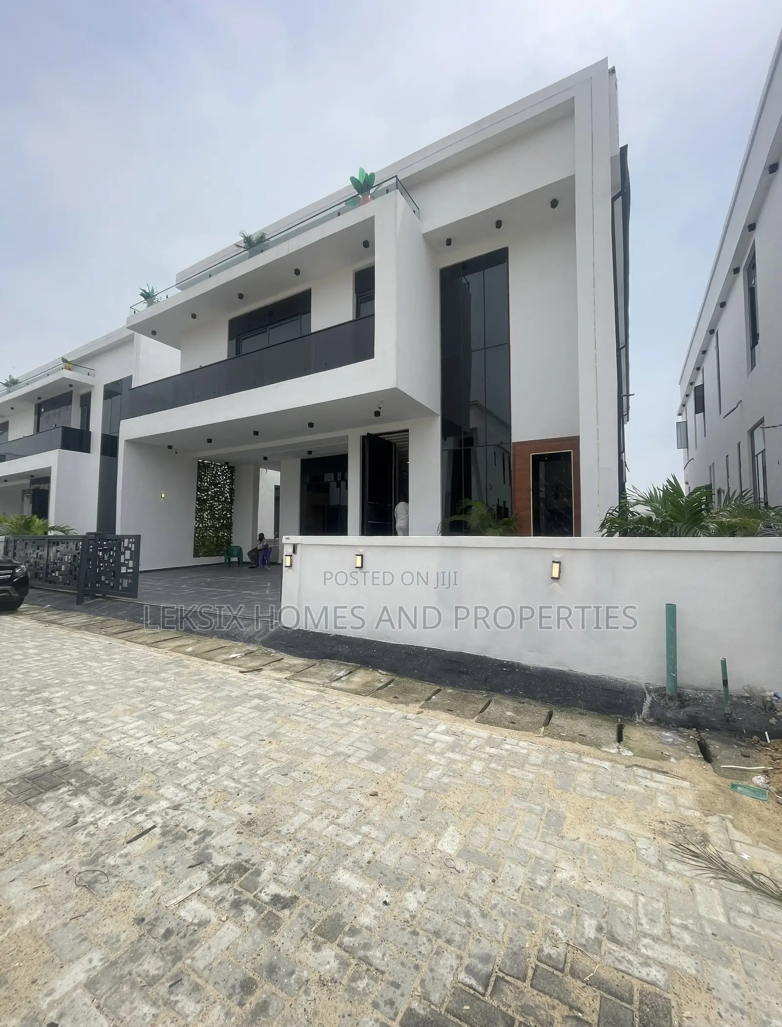 5bdrm Duplex in A Well Secured, Chevron for sale in Chevron