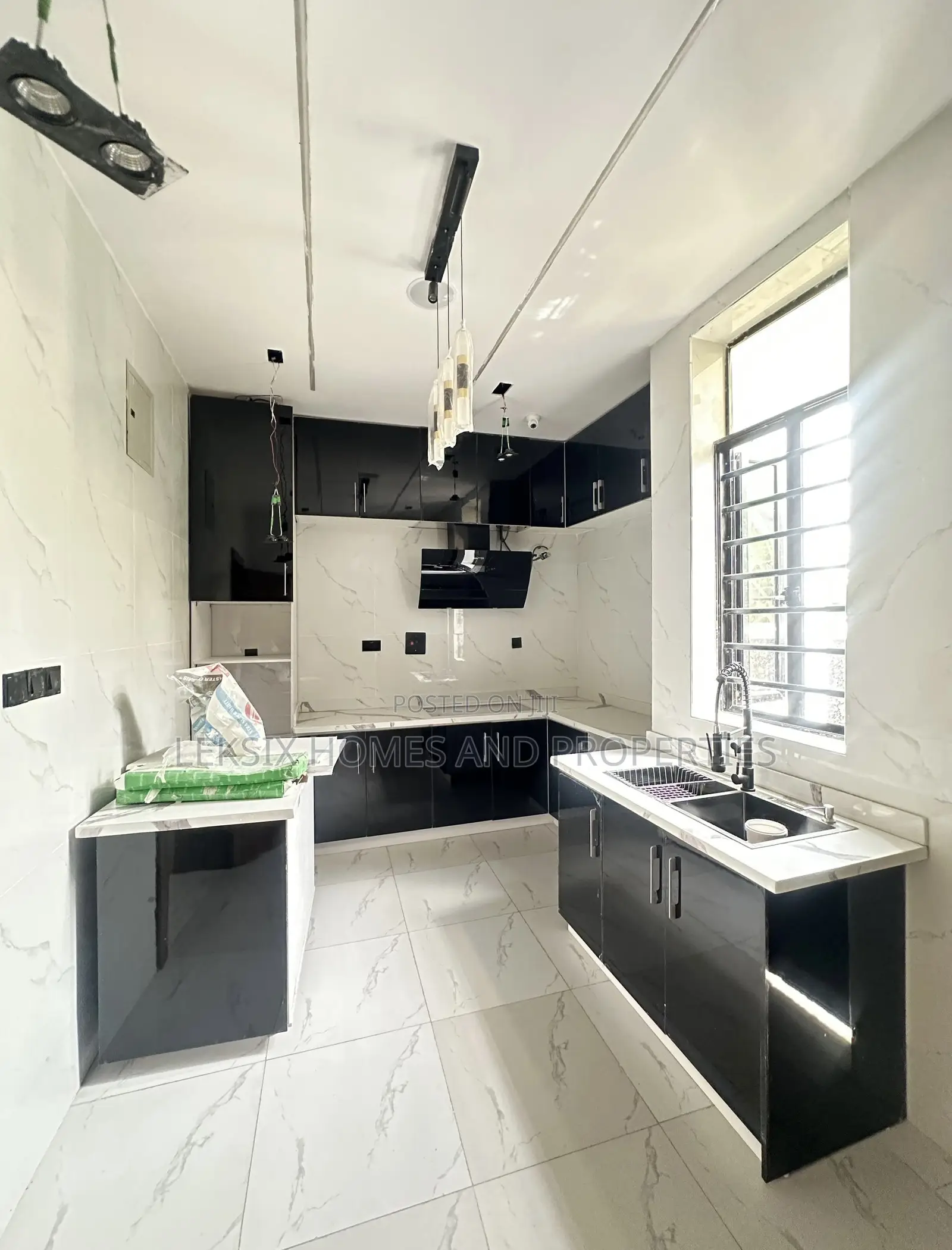 5bdrm Duplex in A Well Secured, Ado / Ajah for sale in Ado / Ajah