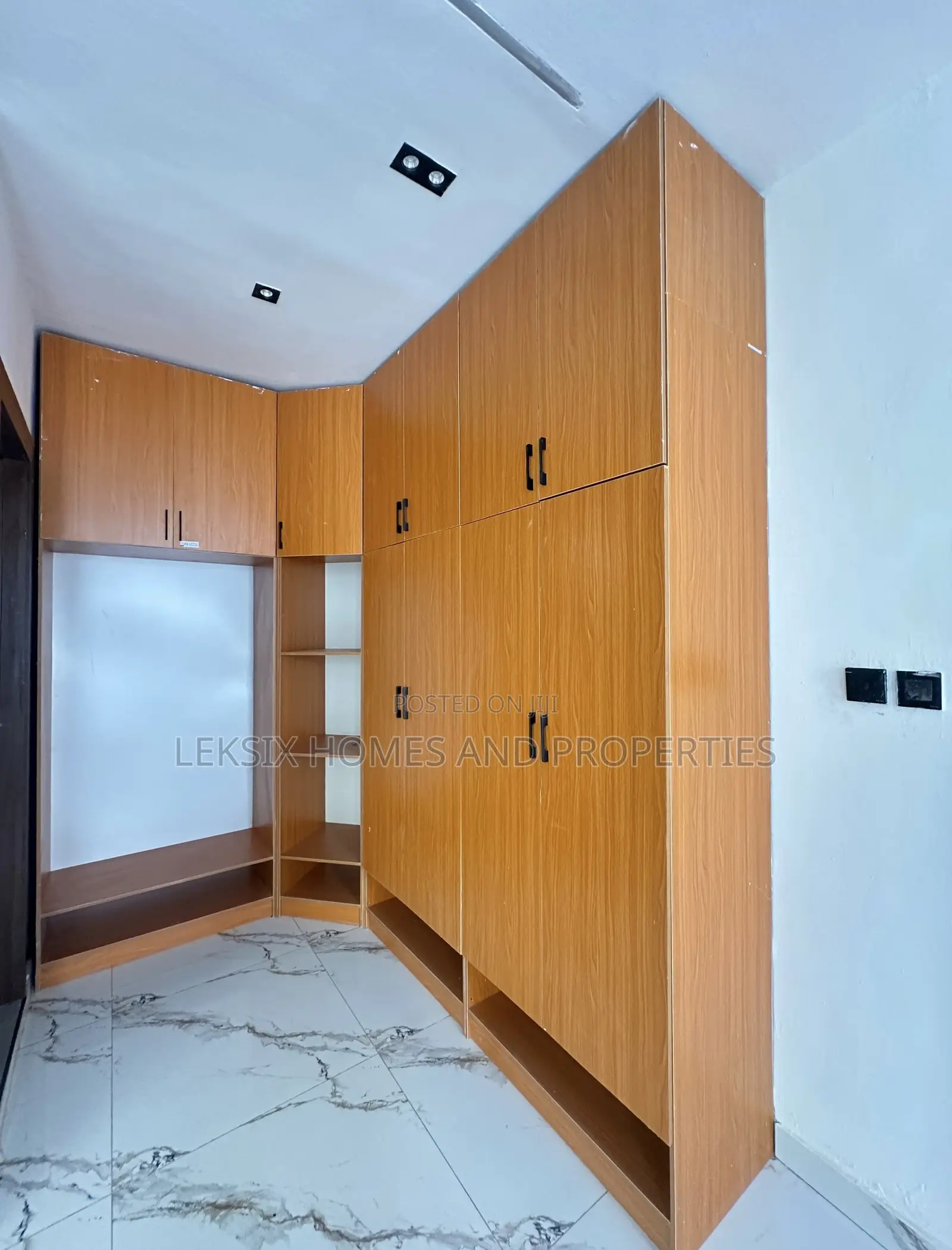 5bdrm Duplex in A Well Secured, Ado / Ajah for sale in Ado / Ajah