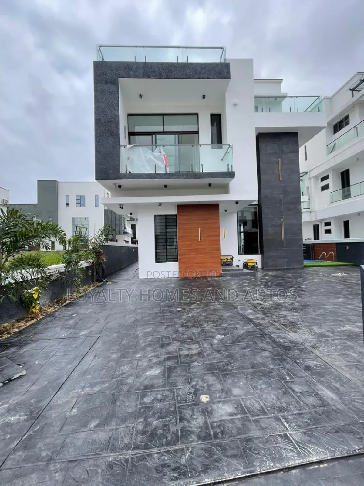 5bdrm Duplex in Ikota for sale in Ikota