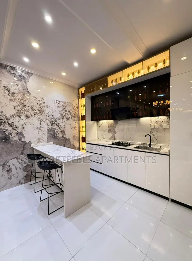 Tastefully Finished 1 Bedroom Apartment With Bathub in Chevron