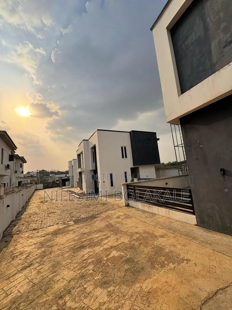 4bdrm Duplex in Carlton Gate Estate, for sale in Akobo