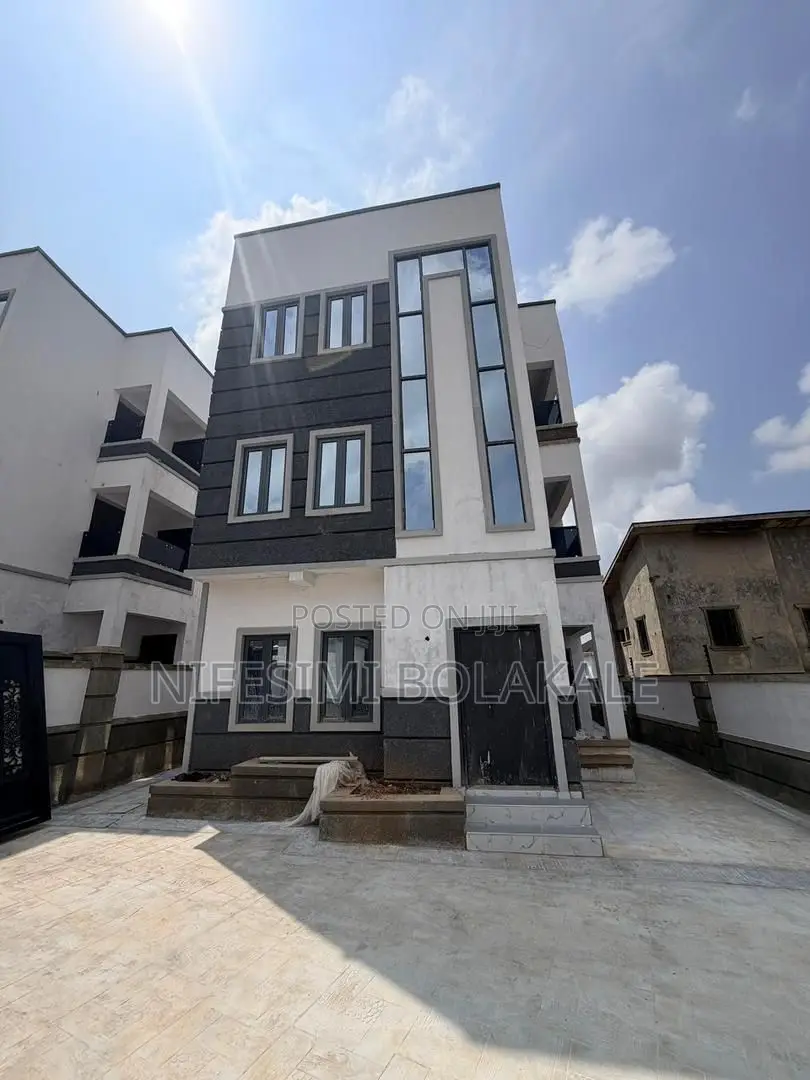 3bdrm Duplex in Kolapo Ishola Gra, for sale in Akobo