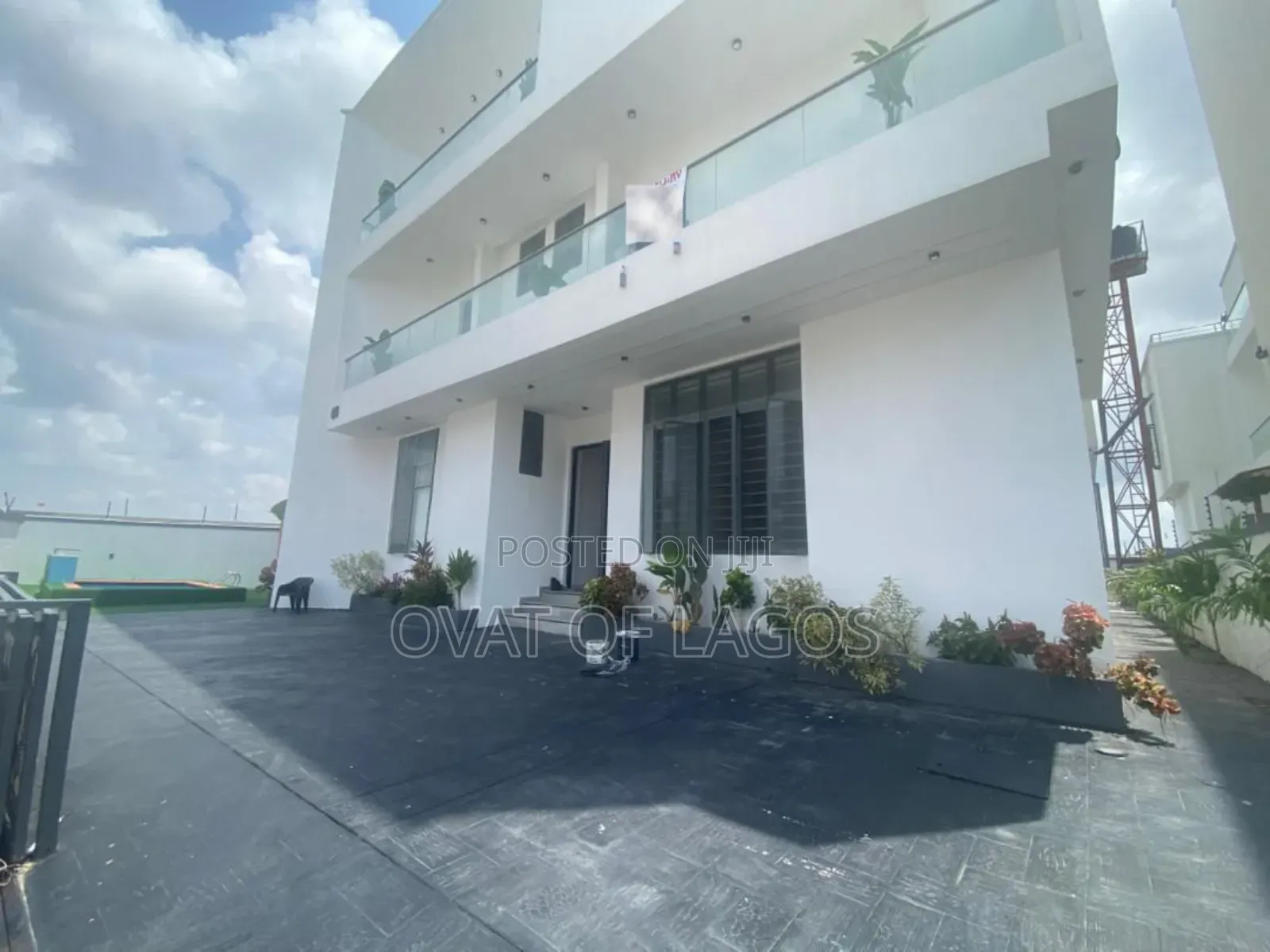 5bdrm Duplex in Chevron for sale in Chevron