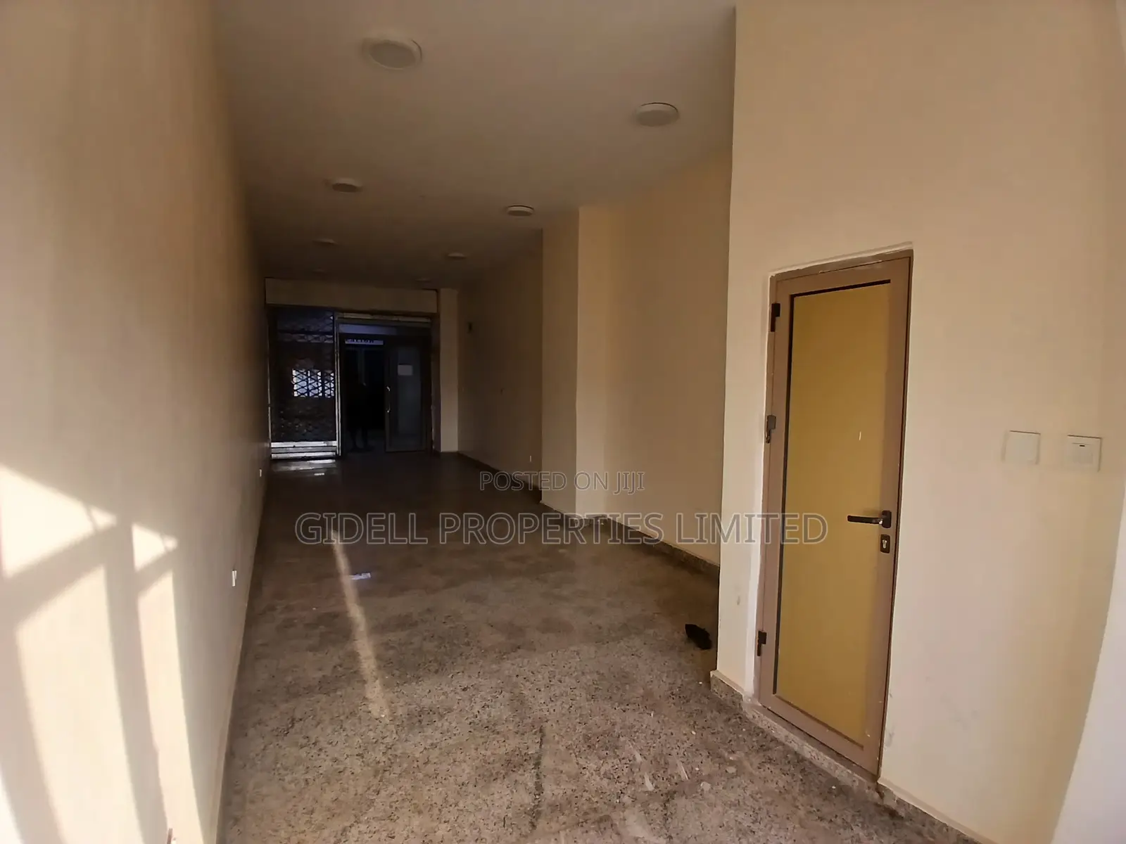 42sqm Shop / Office Space on the First Floor in a Strategic Plaza in Mabushi