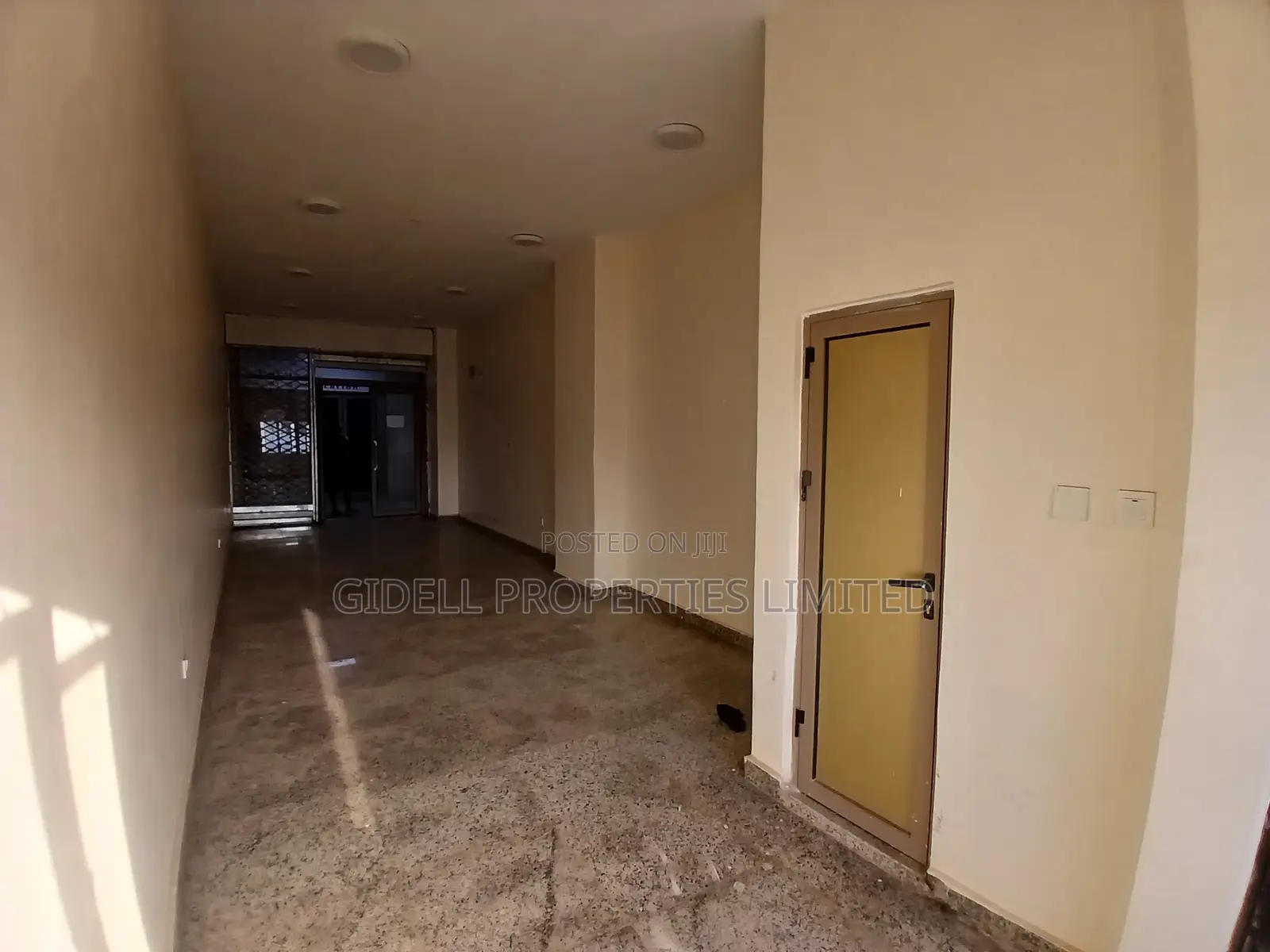 42sqm Shop / Office Space on the First Floor in a Strategic Plaza in Mabushi