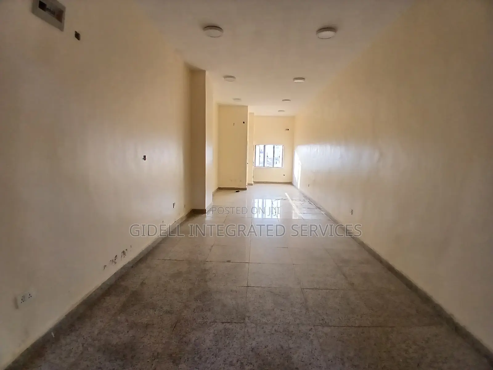 42sqm Shop / Office Space on the First Floor in a Strategic Plaza in Mabushi
