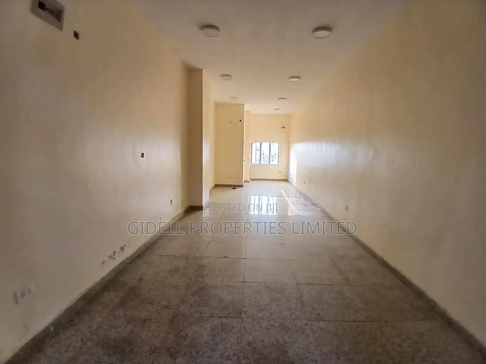 42sqm Shop / Office Space on the First Floor in a Strategic Plaza in Mabushi