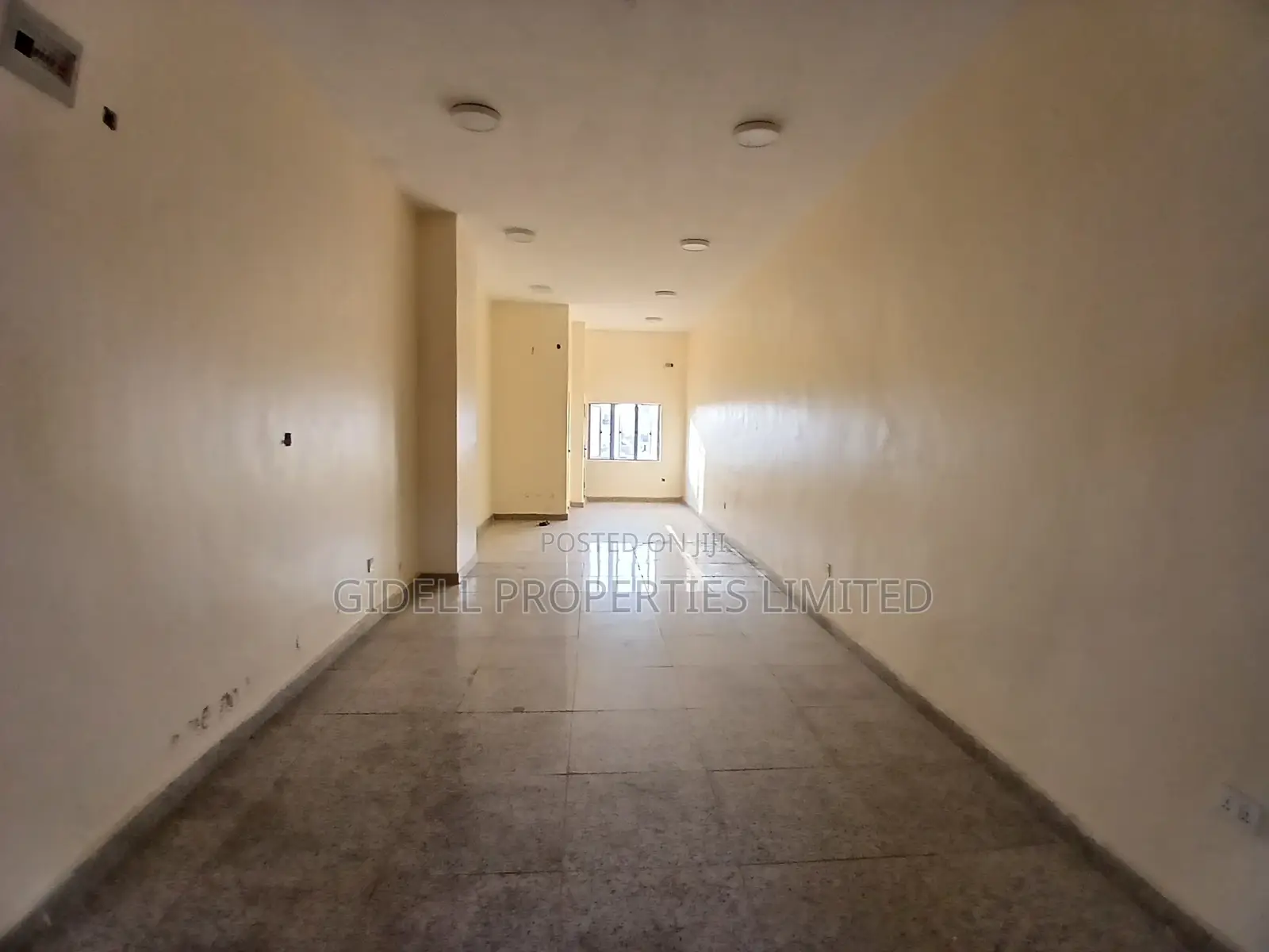 42sqm Shop / Office Space on the First Floor in a Strategic Plaza in Mabushi