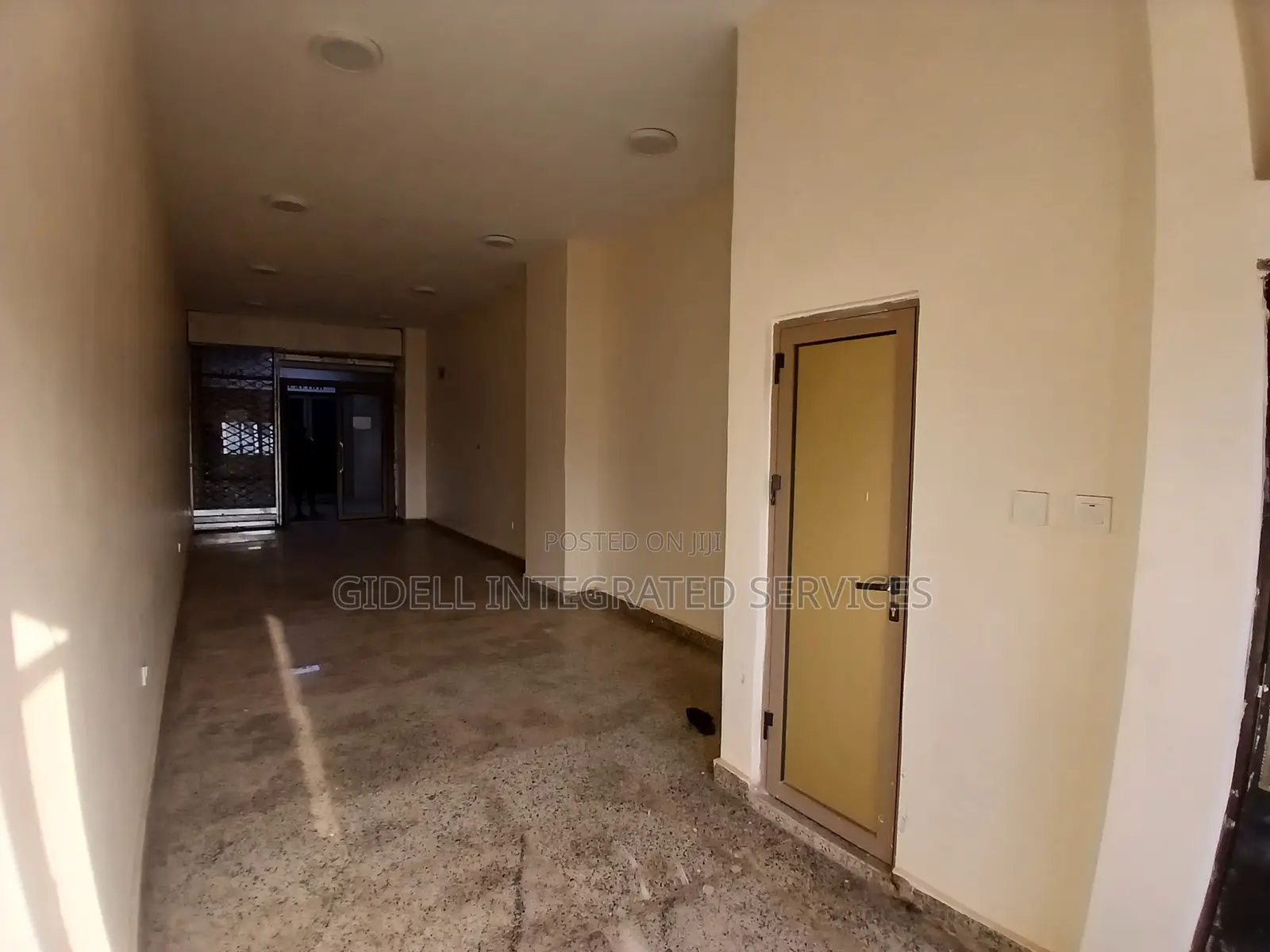 42sqm Shop / Office Space on the First Floor in a Strategic Plaza in Mabushi