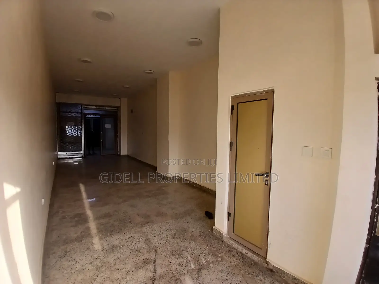 42sqm Shop / Office Space on the First Floor in a Strategic Plaza in Mabushi