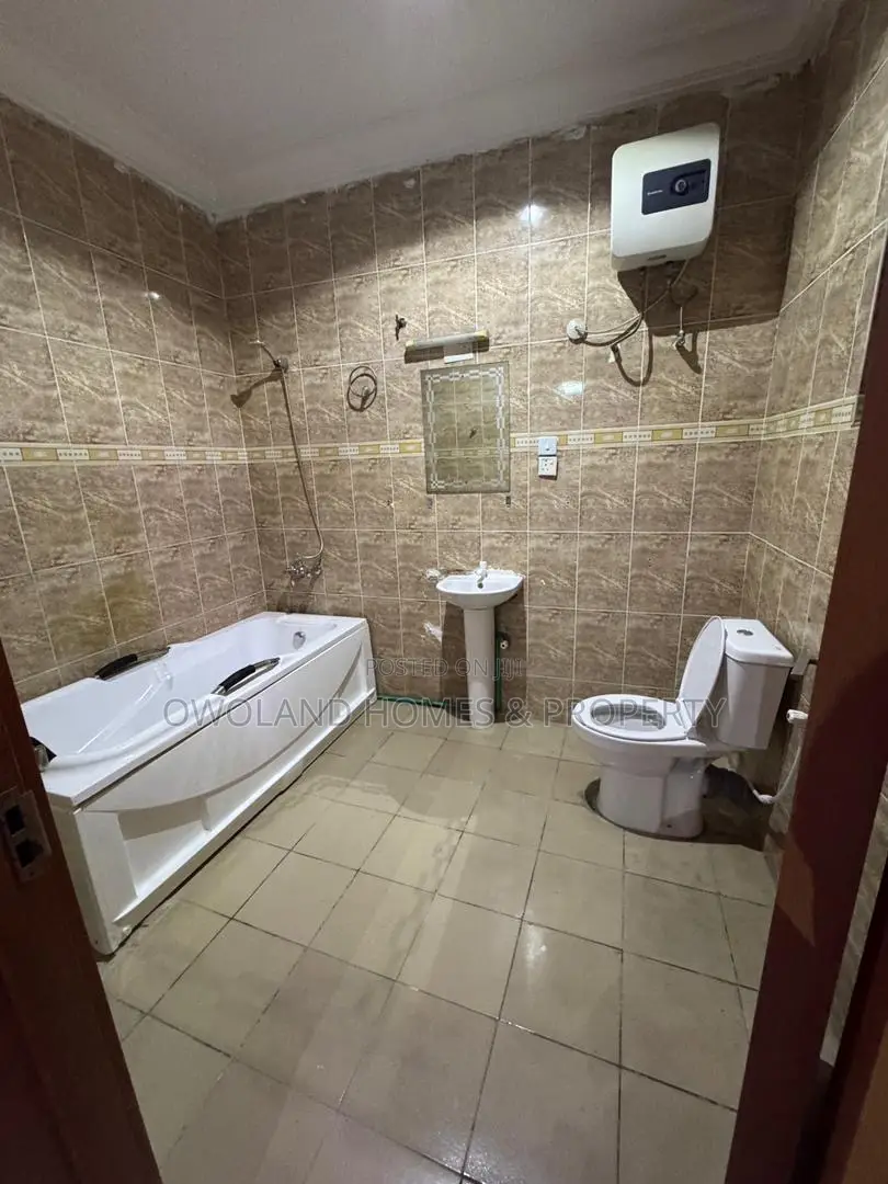 Studio Apartment in Chevron Estate for rent in Chevron