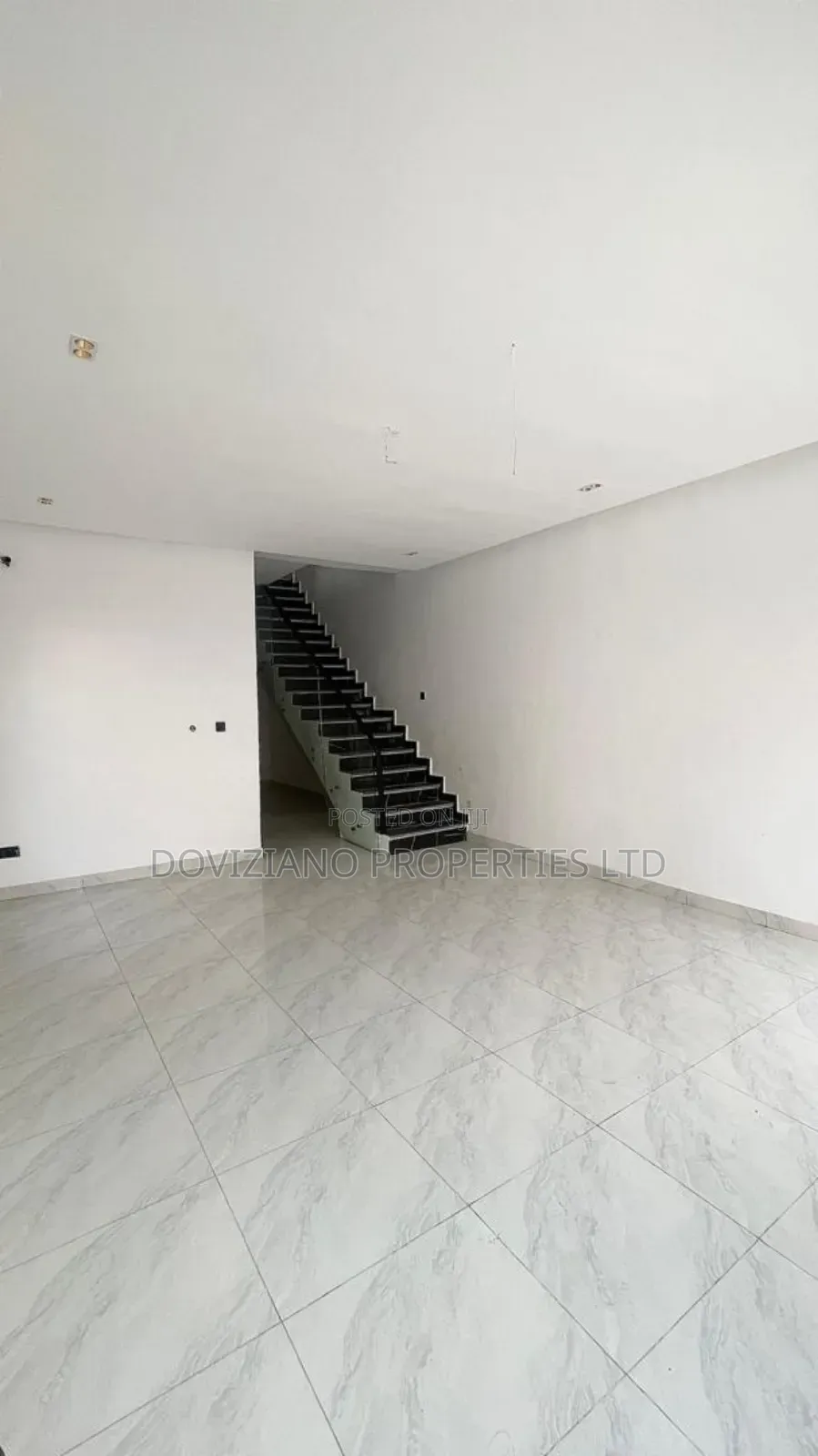 4bdrm Duplex in Chevron for sale in Chevron