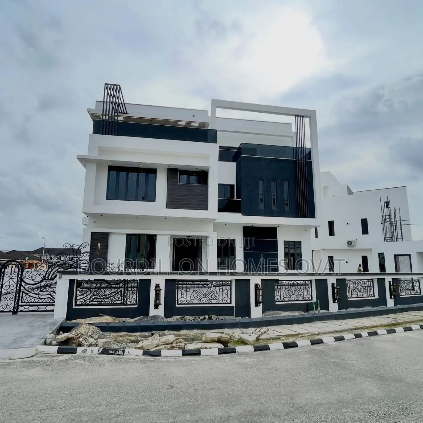 7bdrm Duplex in Pinnock Beach for sale in Osapa london