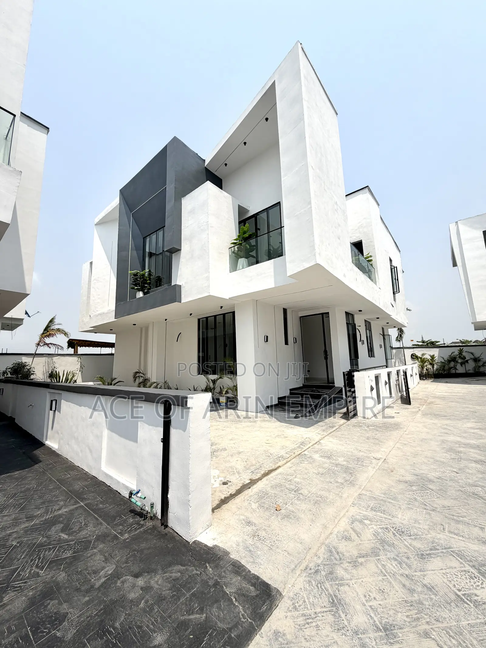 5bdrm Duplex in Chevron Estate for sale in Chevron