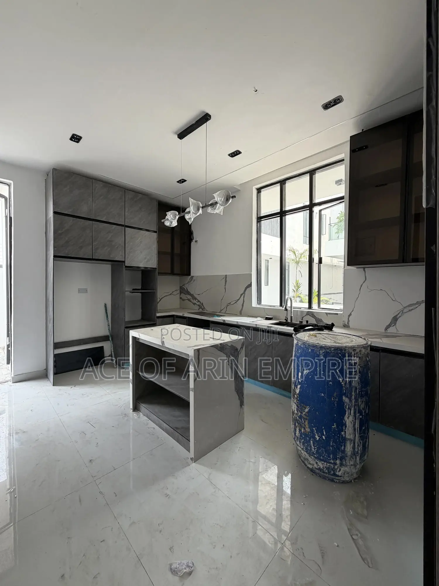 5bdrm Duplex in Chevron Estate for sale in Chevron
