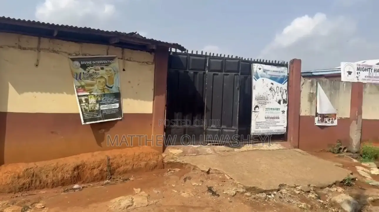 Full Plot Of Land With Demolishable Structure On It in Shasha