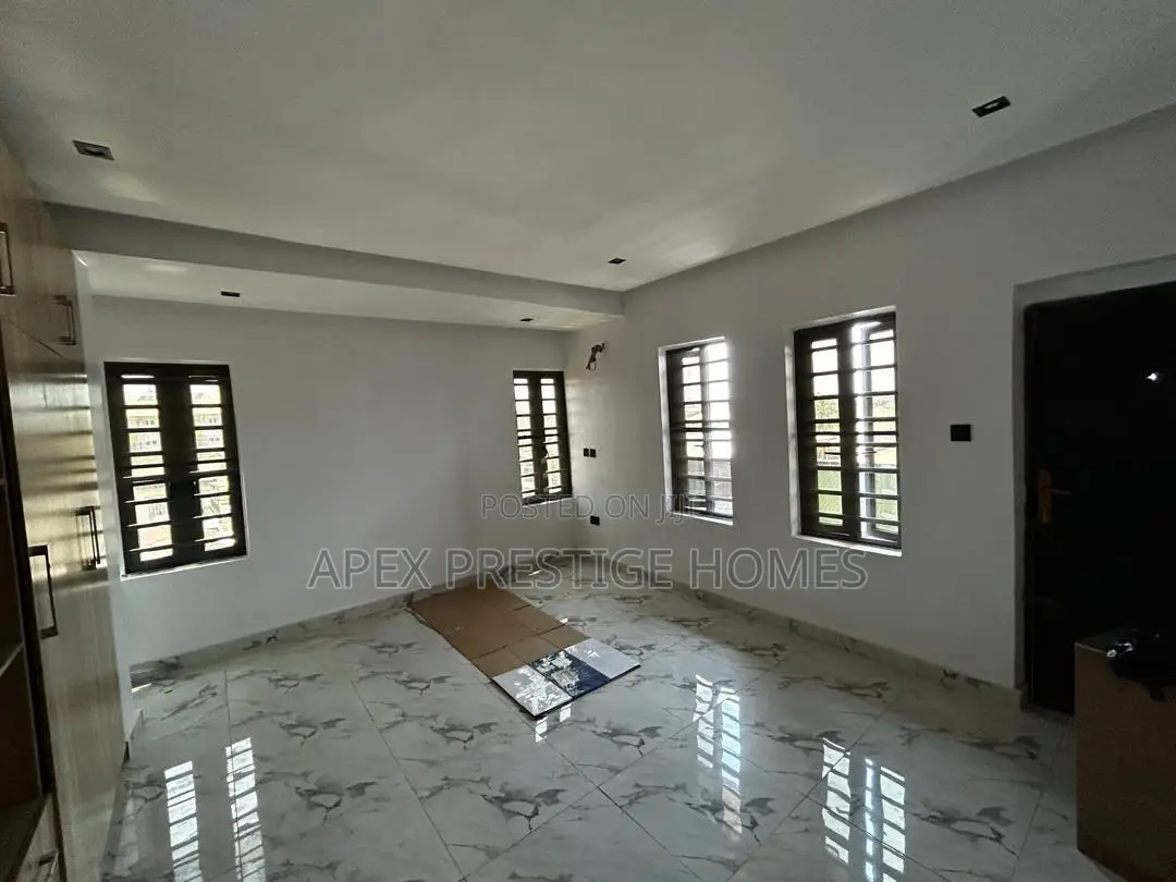 3bdrm Block of Flats in Yaba, Akoka for sale in Akoka