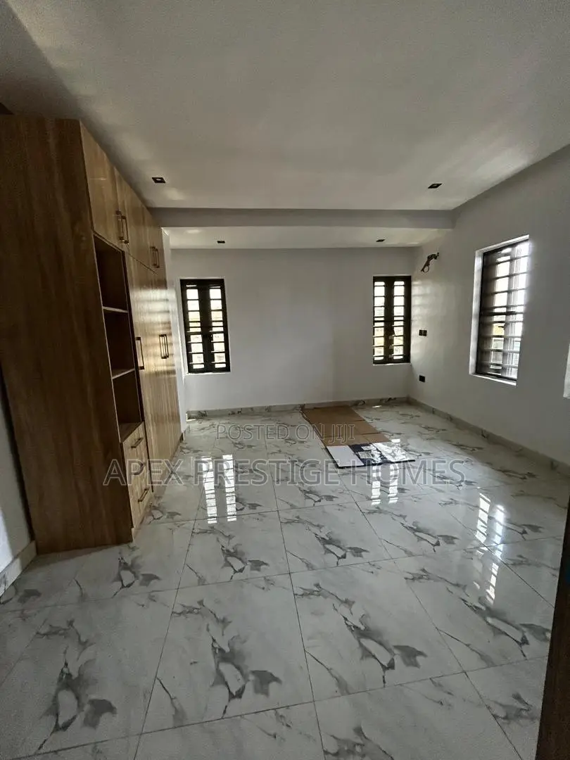 3bdrm Block of Flats in Yaba, Akoka for sale in Akoka