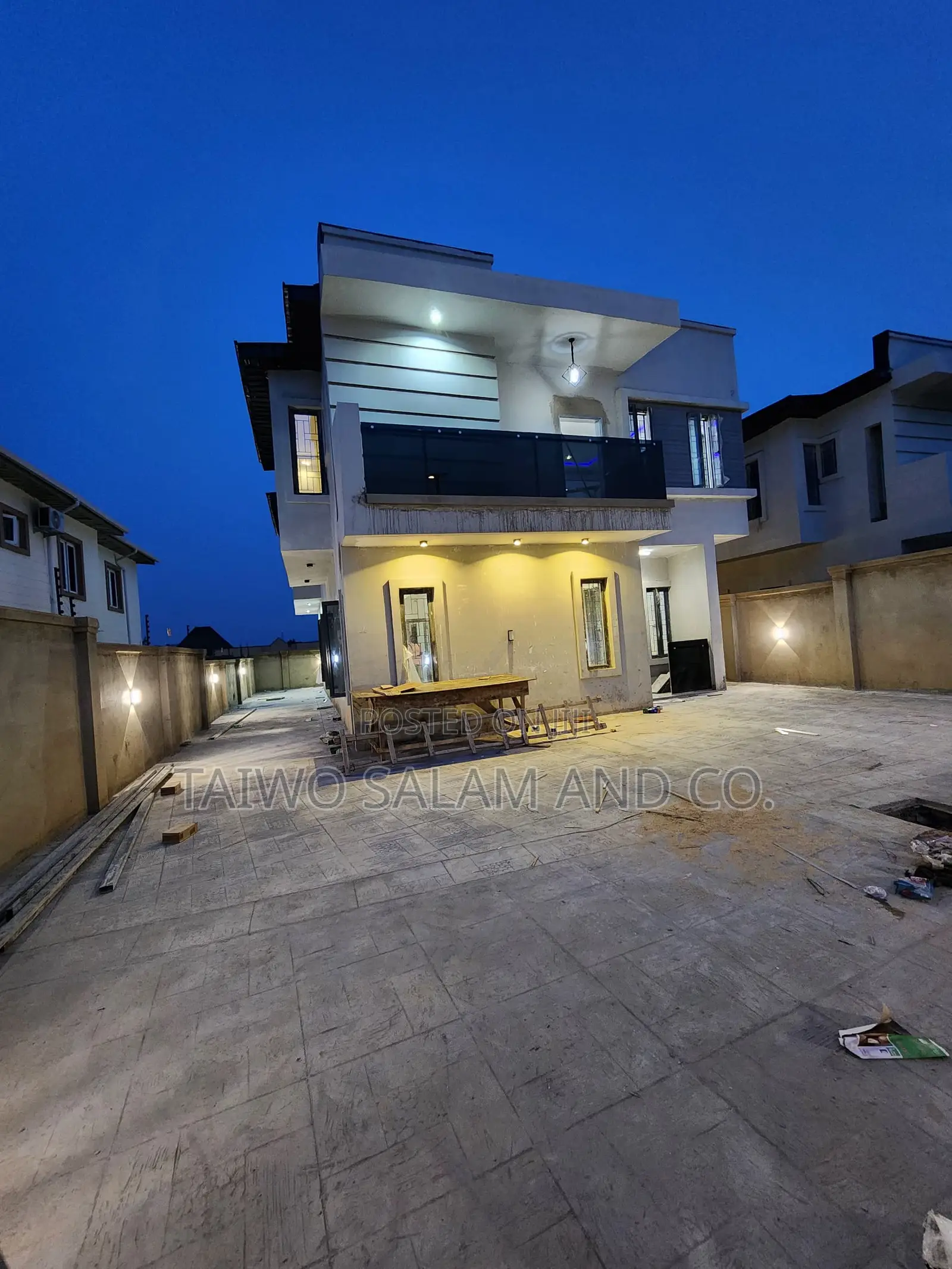 4bdrm Duplex in Alalubosa for sale in Alalubosa