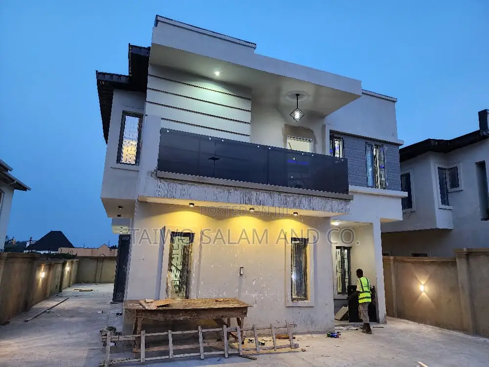 4bdrm Duplex in Alalubosa for sale in Alalubosa