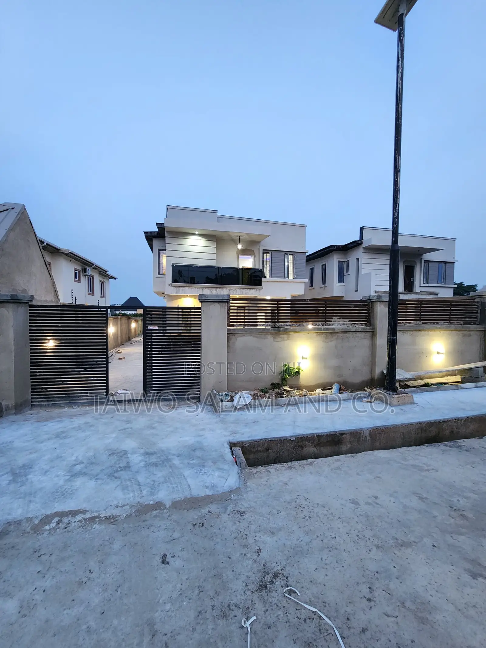 4bdrm Duplex in Alalubosa for sale in Alalubosa