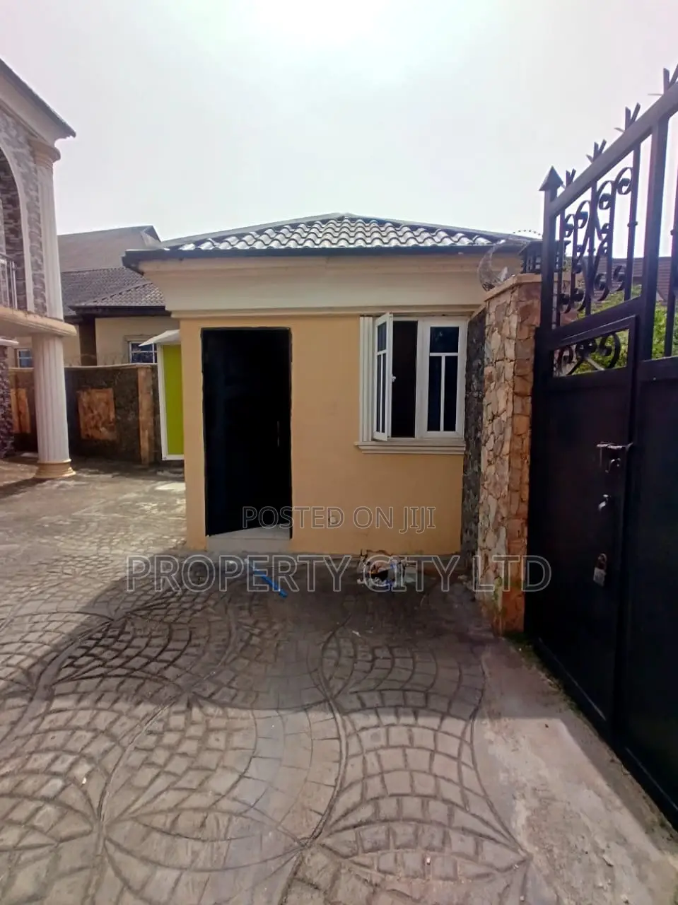 12bdrm Mansion in Alogba Estate And, Ibeshe / Ikorodu for sale in Ibeshe / Ikorodu