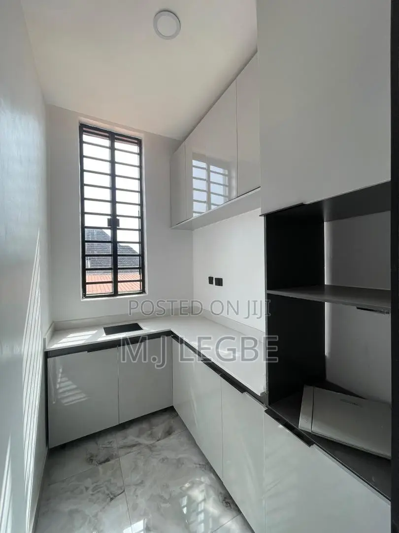 5bdrm Duplex in Osapa, Lekki for sale in Lekki