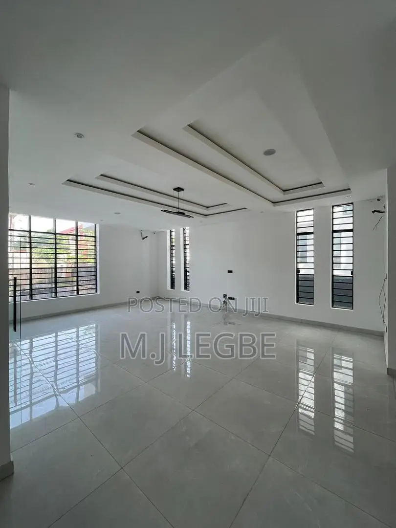 5bdrm Duplex in Osapa, Lekki for sale in Lekki