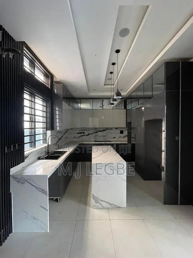 5bdrm Duplex in Osapa, Lekki for sale in Lekki