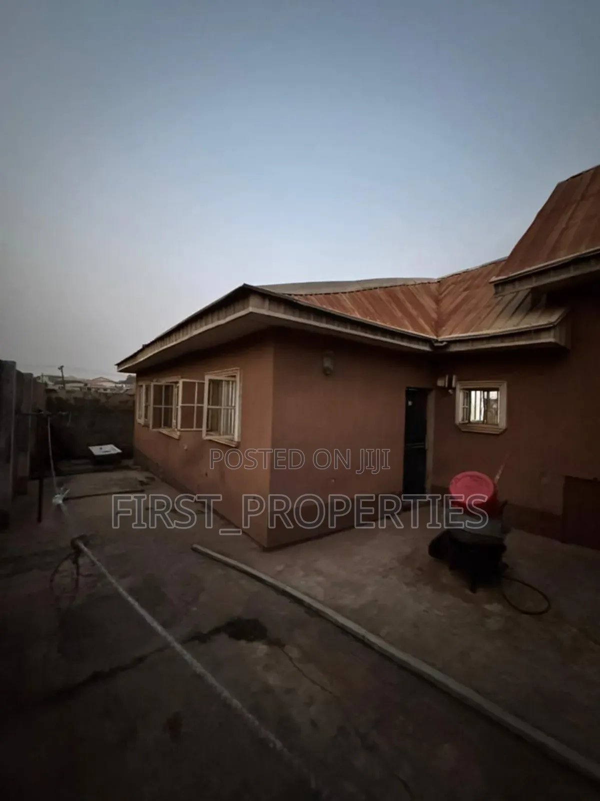 6bdrm Bungalow in Omolayo Estate Akobo for sale in Akobo