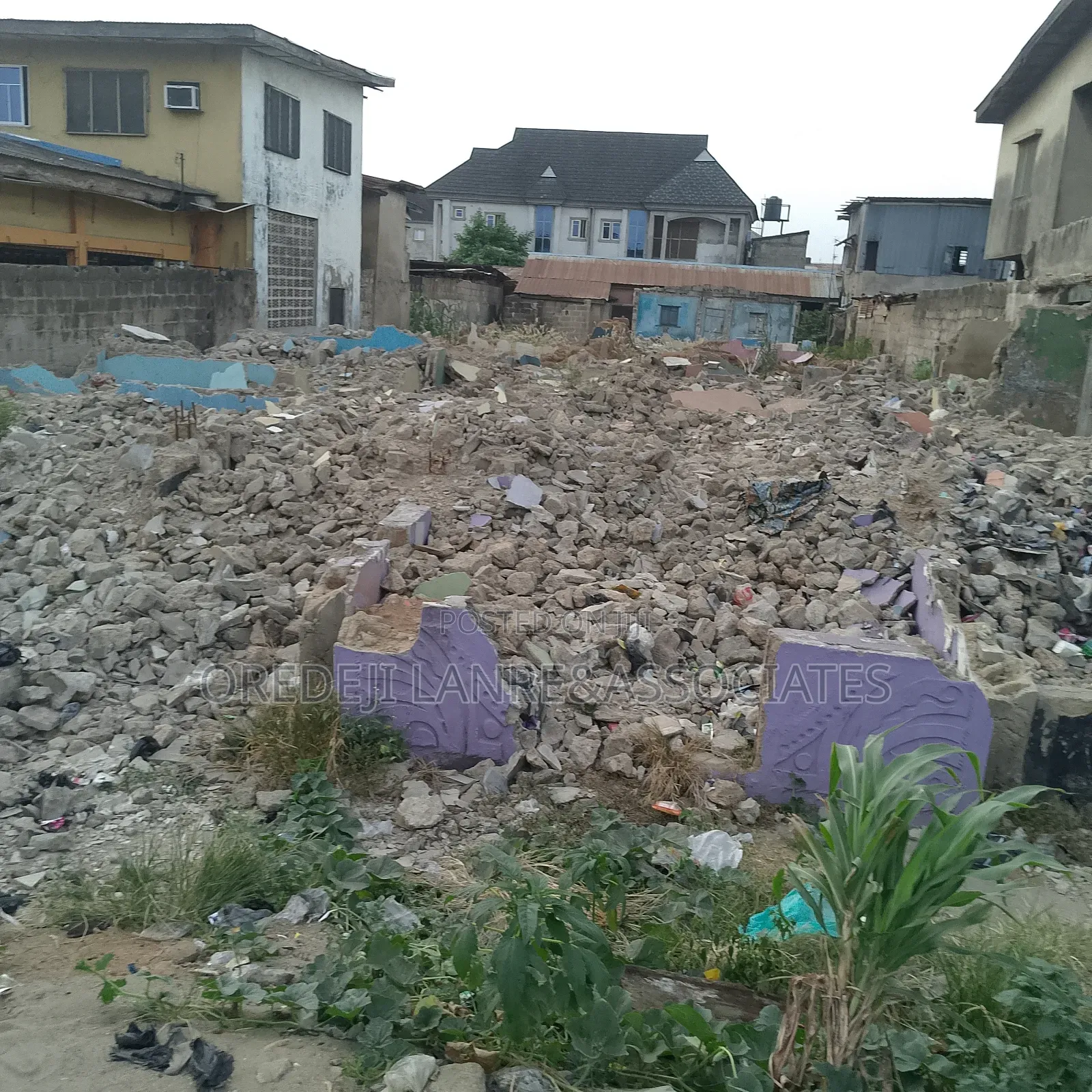 Multi-useful 800 Sqm Land Oniwaya/Dopemu Road Off Capitol Road in Abule Egba