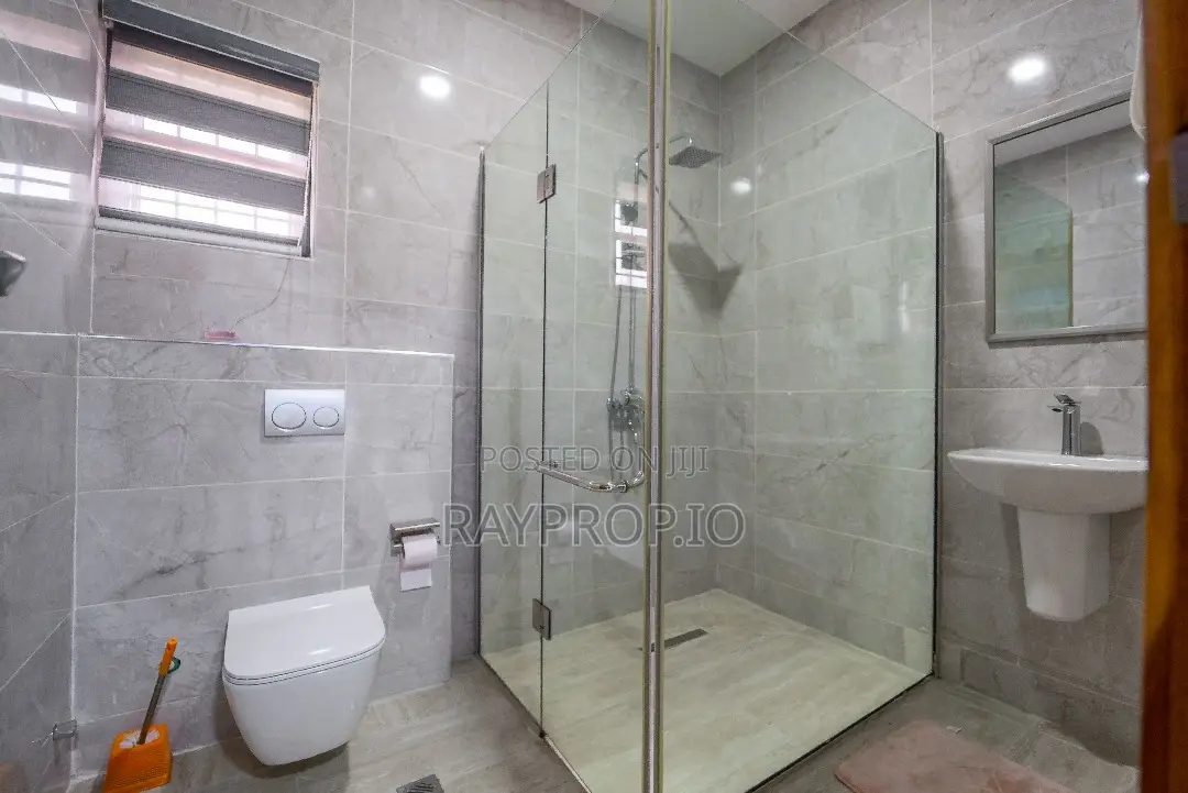 Jd - 5 Bedroom Shortlet in Lekki Phase in Lekki Phase 1