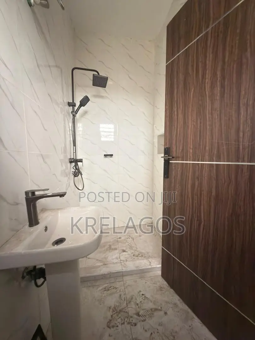 2bdrm Apartment in Igbo-efon for sale in Igbo-efon