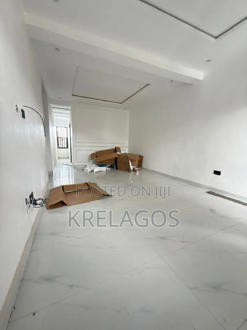 2bdrm Apartment in Igbo-efon for sale in Igbo-efon