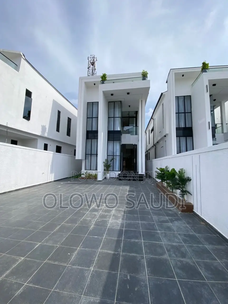 5bdrm Duplex in Ikota for sale in Ikota