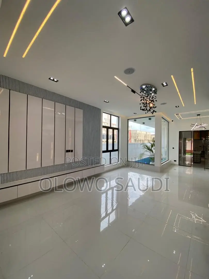 5bdrm Duplex in Ikota for sale in Ikota