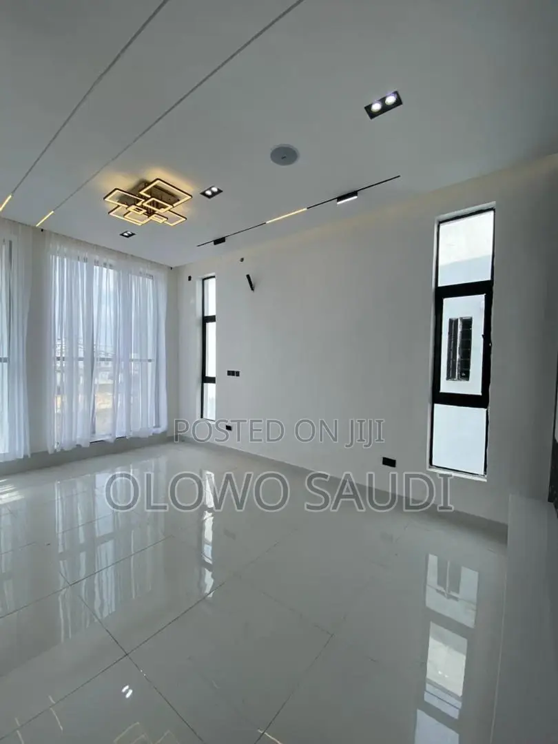 5bdrm Duplex in Ikota for sale in Ikota