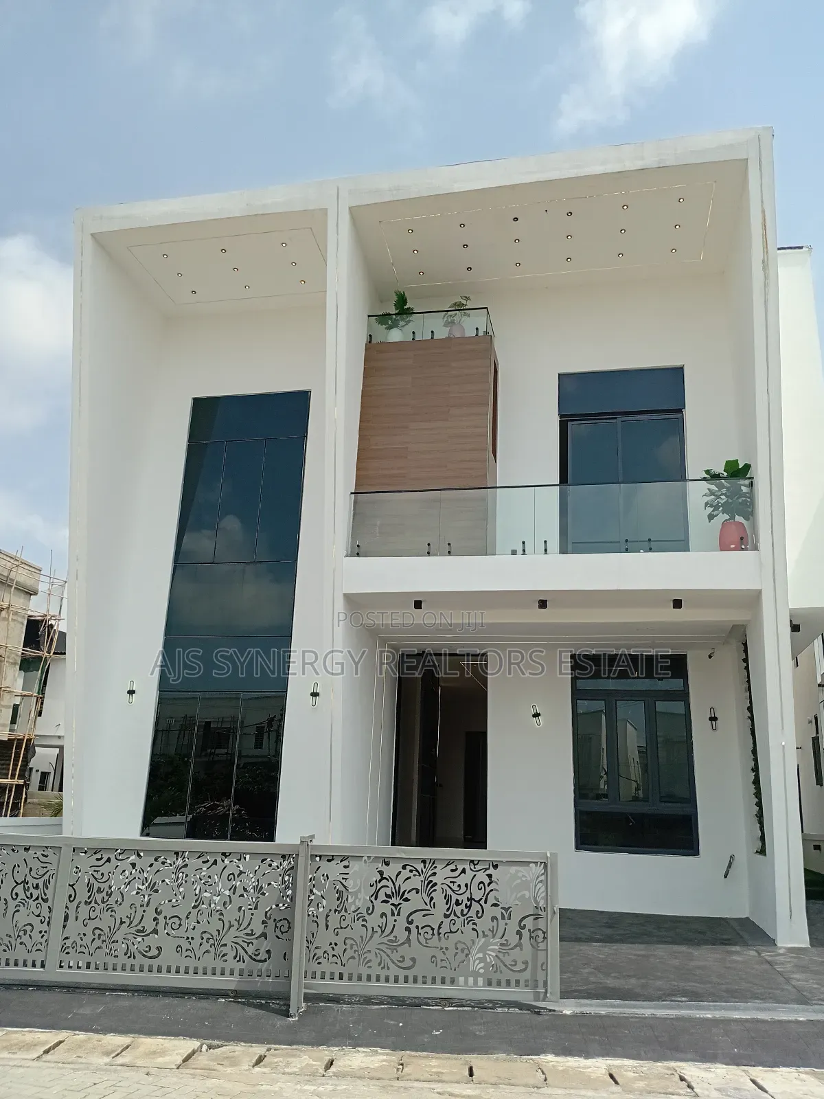 5bdrm Duplex in Chevron for sale in Chevron
