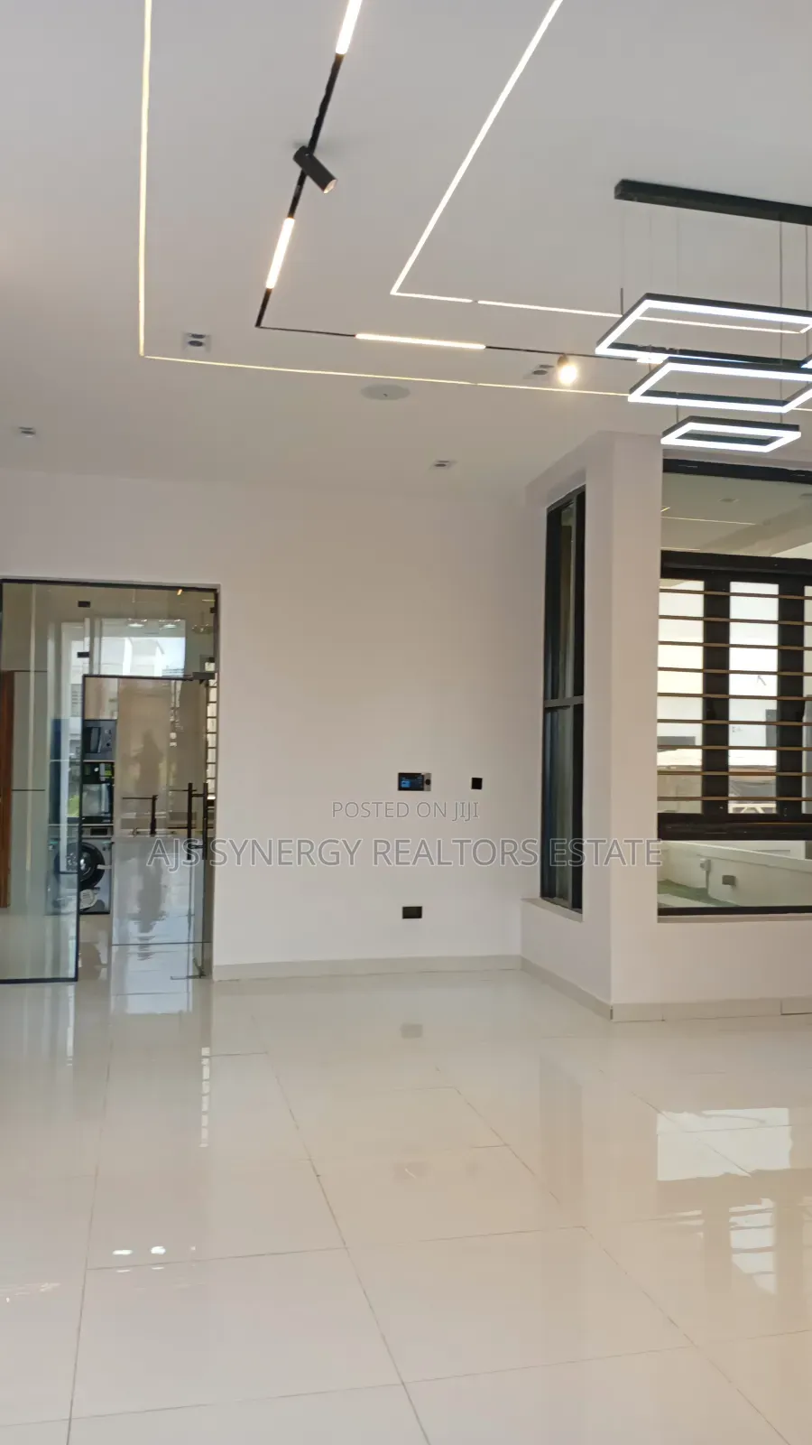 5bdrm Duplex in Chevron for sale in Chevron